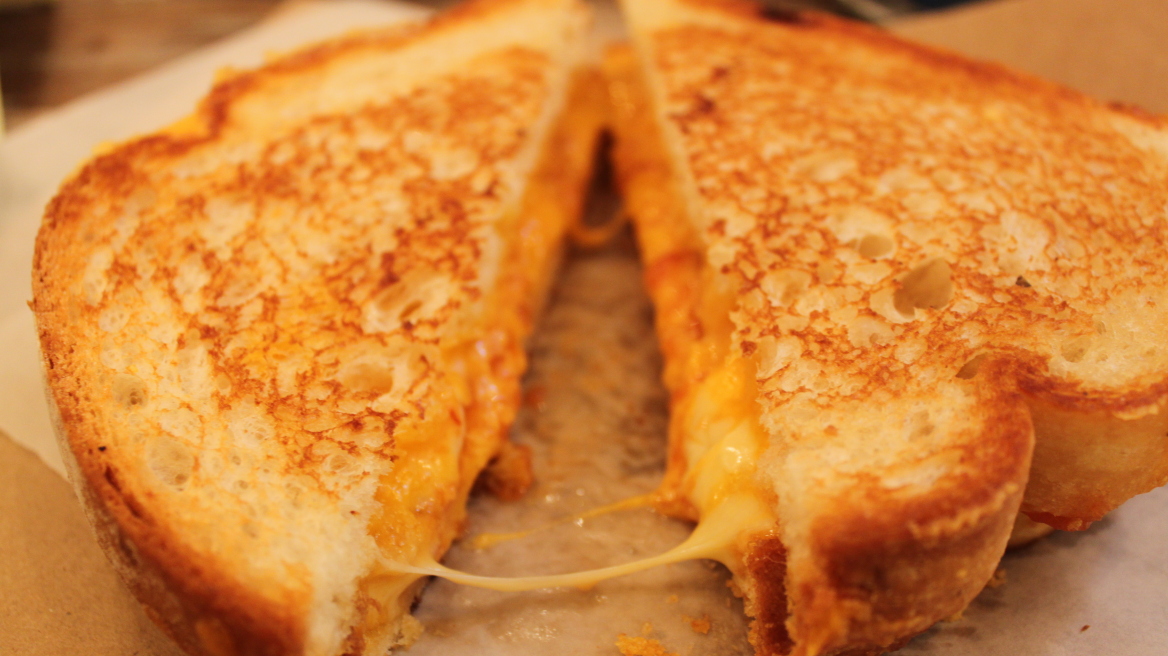 Τι σχέση έχει το τοστ με τυρί με τη λίμπιντο ενός ανθρώπου;