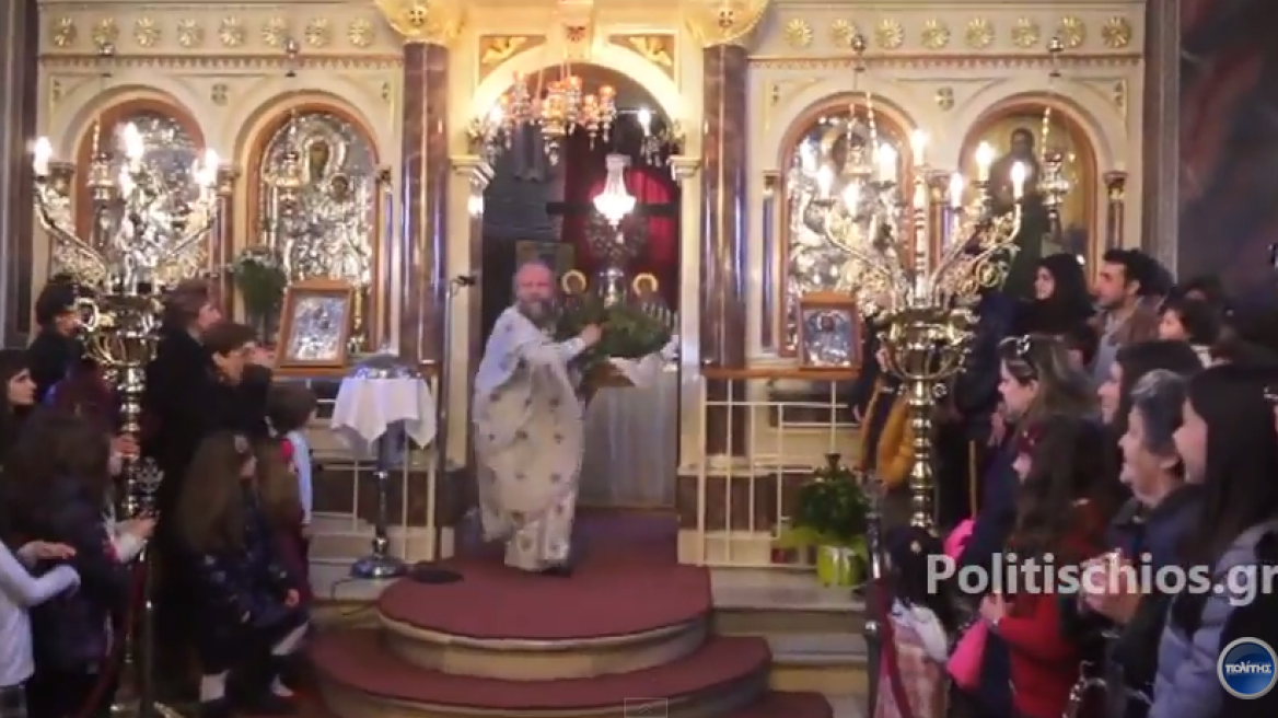 Χίος: Στην πρώτη Ανάσταση έκλεψε (πάλι) την παράσταση ο ιερέας που σκορπά δαφνόφυλλα