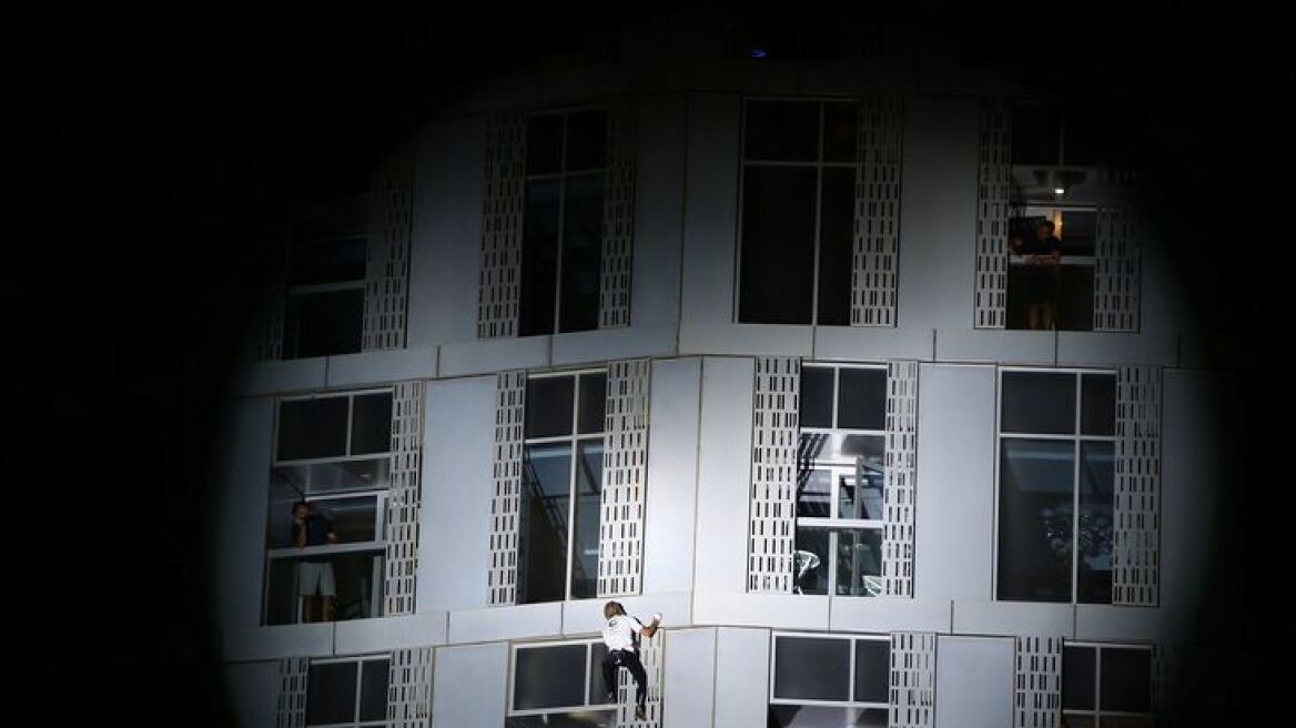 Ο «άνθρωπος Spider-Man» σκαρφάλωσε χωρίς ιμάντες σε ουρανοξύστη του Ντουμπάι 