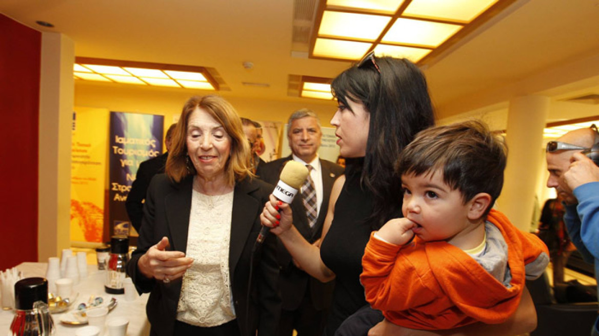Ελένη Λαζάρου: Η δημοσιογράφος που έγινε viral με το μωρό στην αγκαλιά