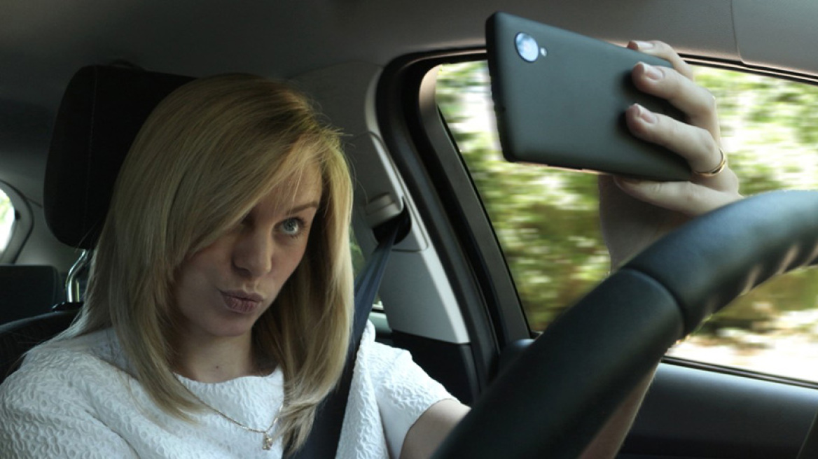 Έρευνα-ΣΟΚ: Οι νέοι βγάζουν selfie ενώ οδηγούν