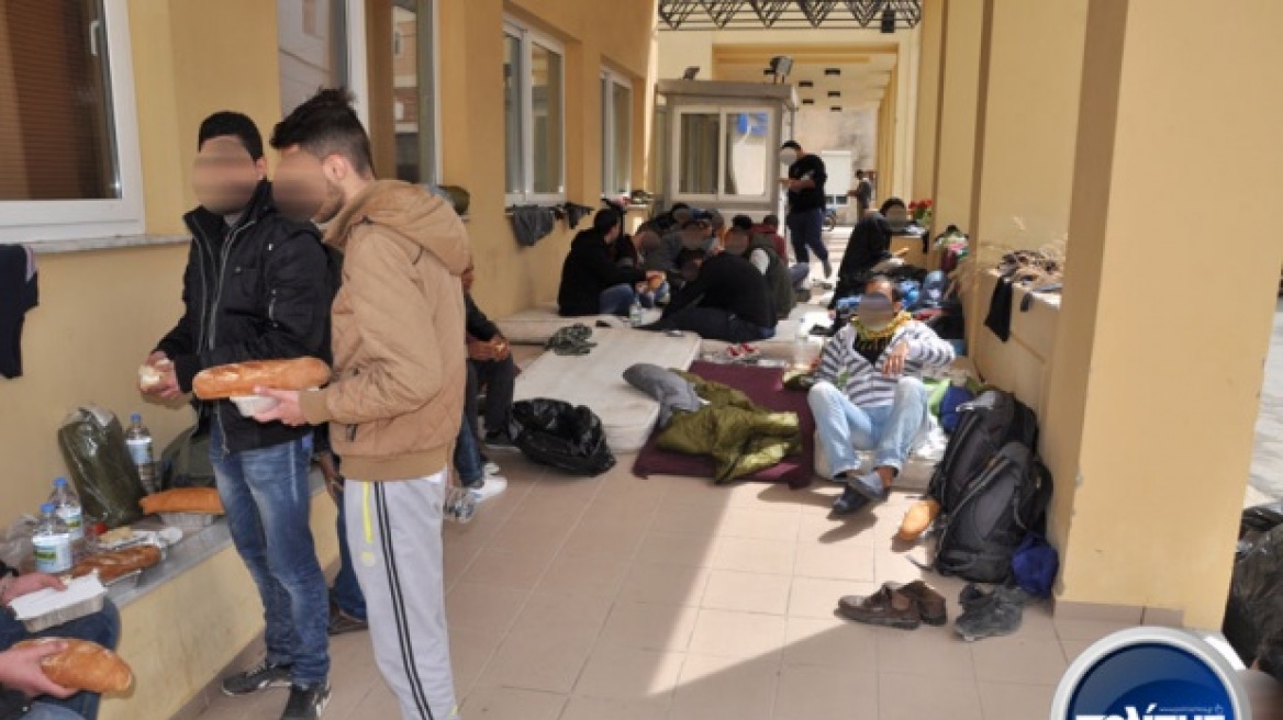Σε καταυλισμό προσφύγων έχει μετατραπεί η αστυνομική διεύθυνση Χίου