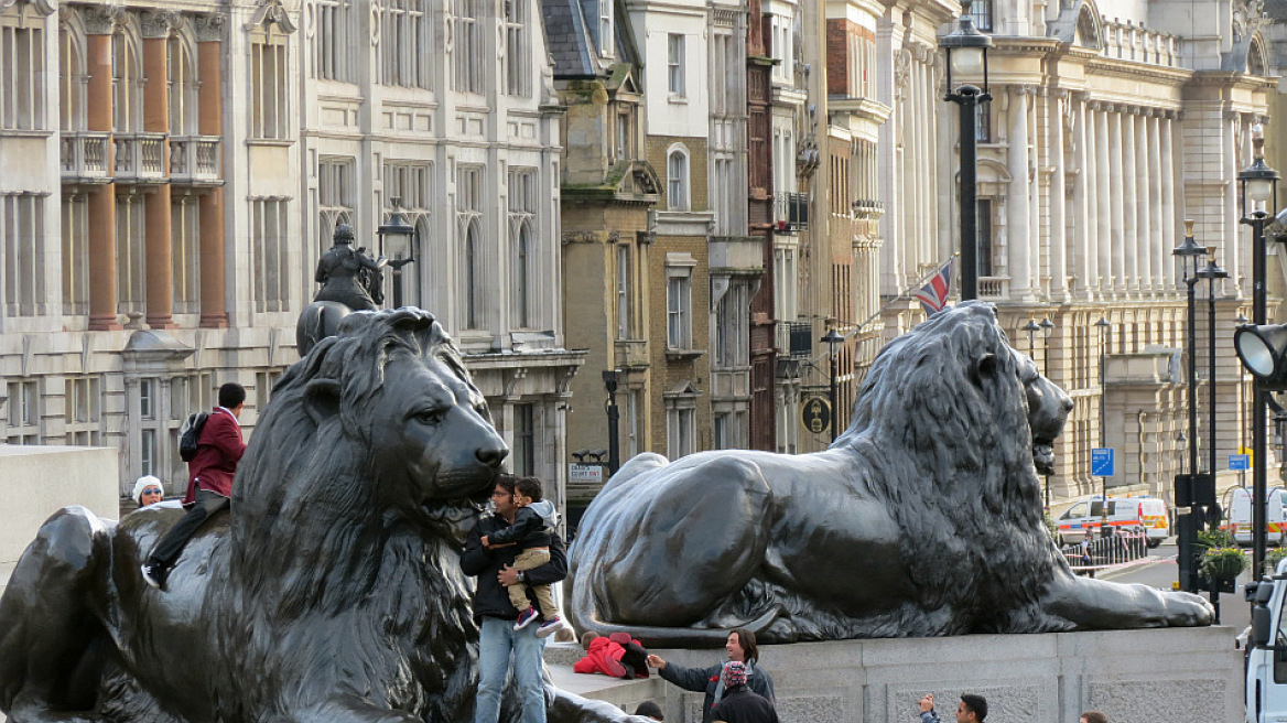 Λονδίνο: Ανέβηκε στα Λιοντάρια της Τραφάλγκαρ Σκουέαρ και... έπεσε! 