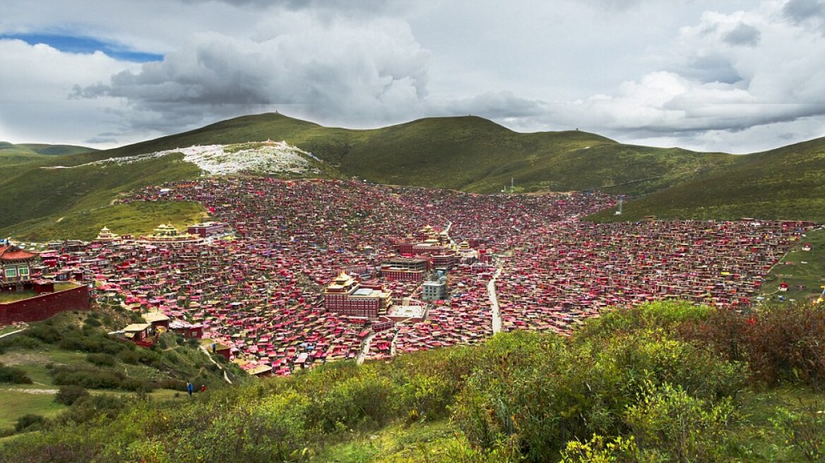 Φωτογραφίες: Πώς είναι ο μεγαλύτερος οικισμός Βουδιστών στον κόσμο;