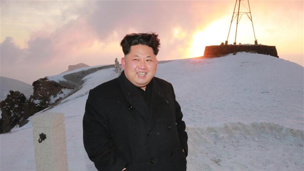 Βόρεια Κορέα: Ο ηγέτης Κιμ Γιονγκ Ουν πεζοπορεί στην ψηλότερη κορυφή της χώρας