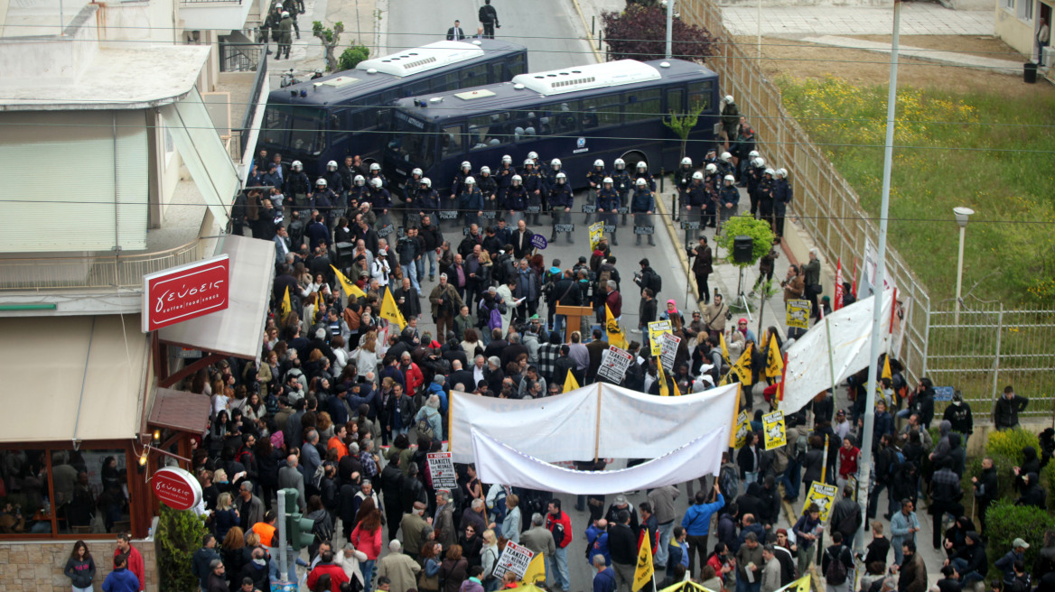 Σε κλοιό διαδηλωτών ο Κορυδαλλός για τη δίκη της Χρυσής Αυγής