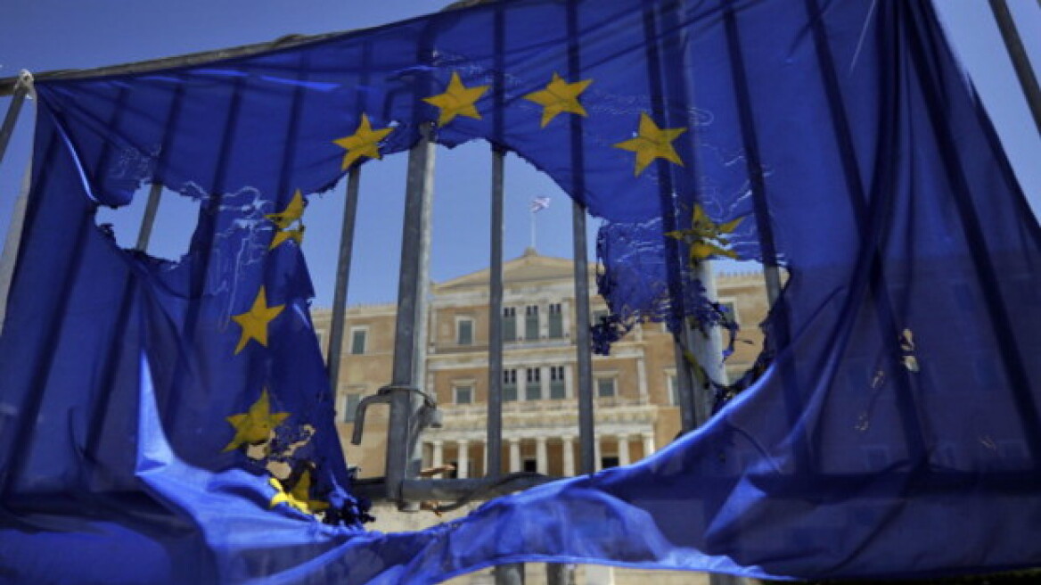 Bloomberg: Τέλος το πάρτι του ευρώ για την Ελλάδα - Αφήστε την να φύγει 