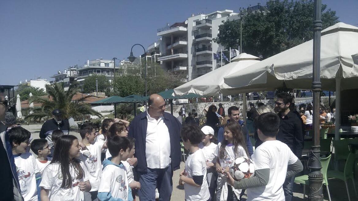 Βόλος: Ο δήμαρχος Μπέος παρέα με μαθητές καθάρισαν την παραλία Αναύρου