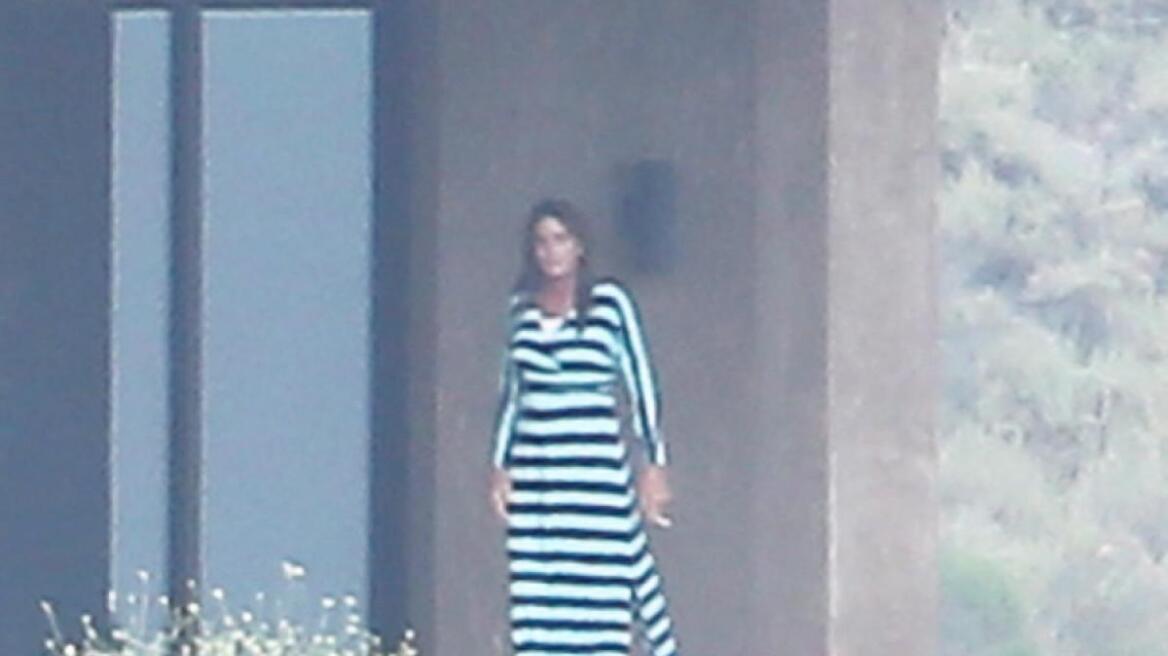 Bruce Jenner: Δείτε τον με φόρεμα και μακριά περούκα έξω από το σπίτι του στην Καλιφόρνια