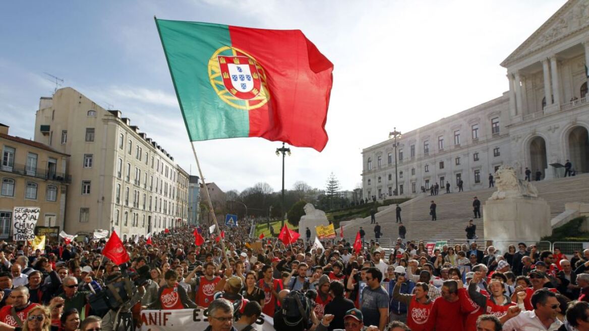 Πορτογαλία: Χιλιάδες δημόσιοι υπάλληλοι στους δρόμους για το 35ωρο