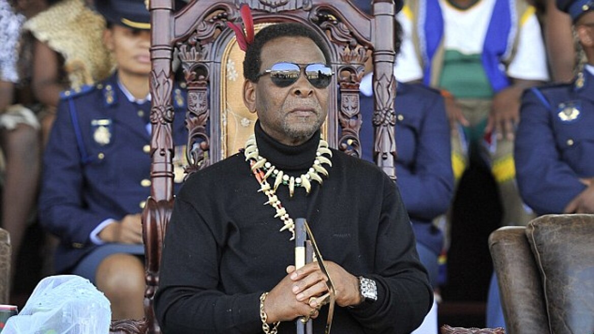 Νότιος Αφρική: Ο βασιλιάς των Ζουλού ζει μέσα στη χλιδή και αποκαλεί τους μετανάστες «ψείρες»!