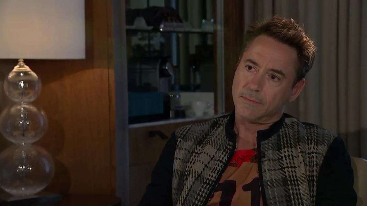 Βίντεο: Ο Robert Downey Jr αποχωρεί ενοχλημένος από συνέντευξη – Τι τον εξόργισε;