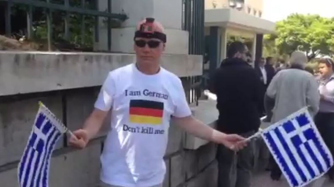 Γερμανός στέκεται έξω από τη Βουλή και ζητά από τους Έλληνες να μην τον... σκοτώσουν!
