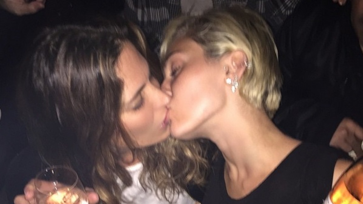 Miley Cyrus: Πήγε σε πάρτι και άρχισε να φιλάει άντρες και γυναίκες στο στόμα