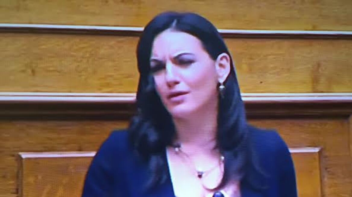 Και πάλι με lingerie η Όλγα στη Βουλή 