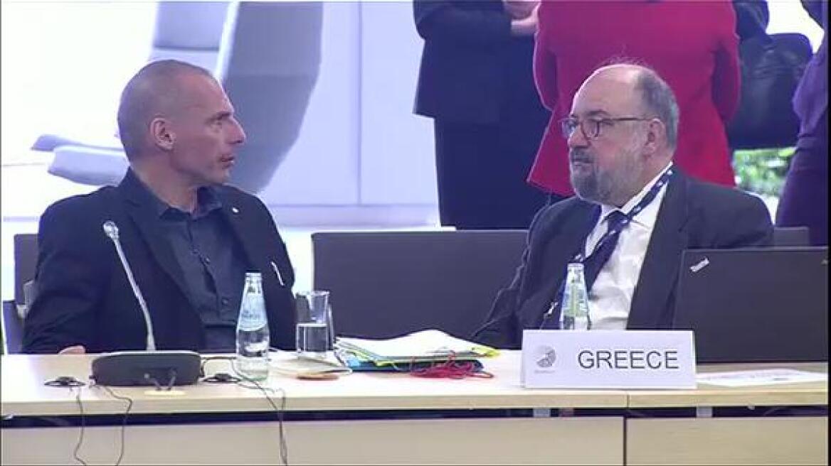 Peter Spiegel (FT): Τι λέει η γλώσσα του σώματος για τον Βαρουφάκη στο Eurogroup