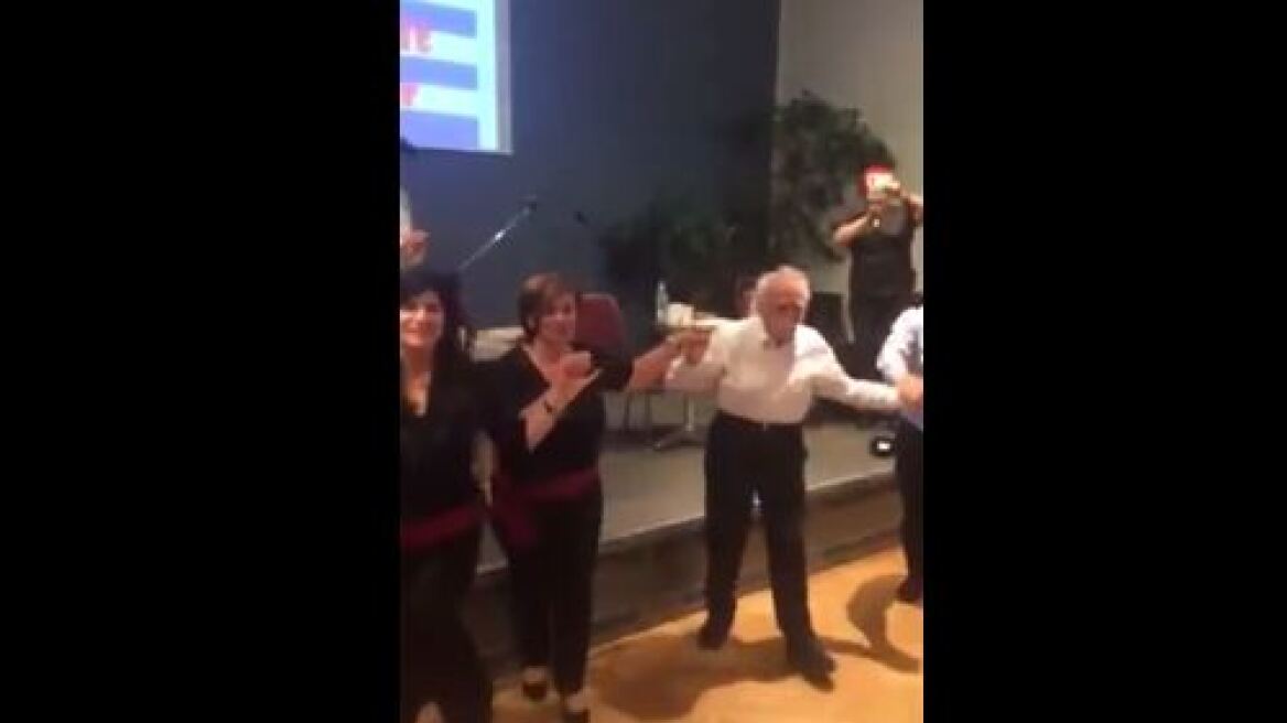 Βίντεο: Έσυρε το χορό ο Μανώλης Γλέζος σε εκδήλωση στη Φρανκφούρτη