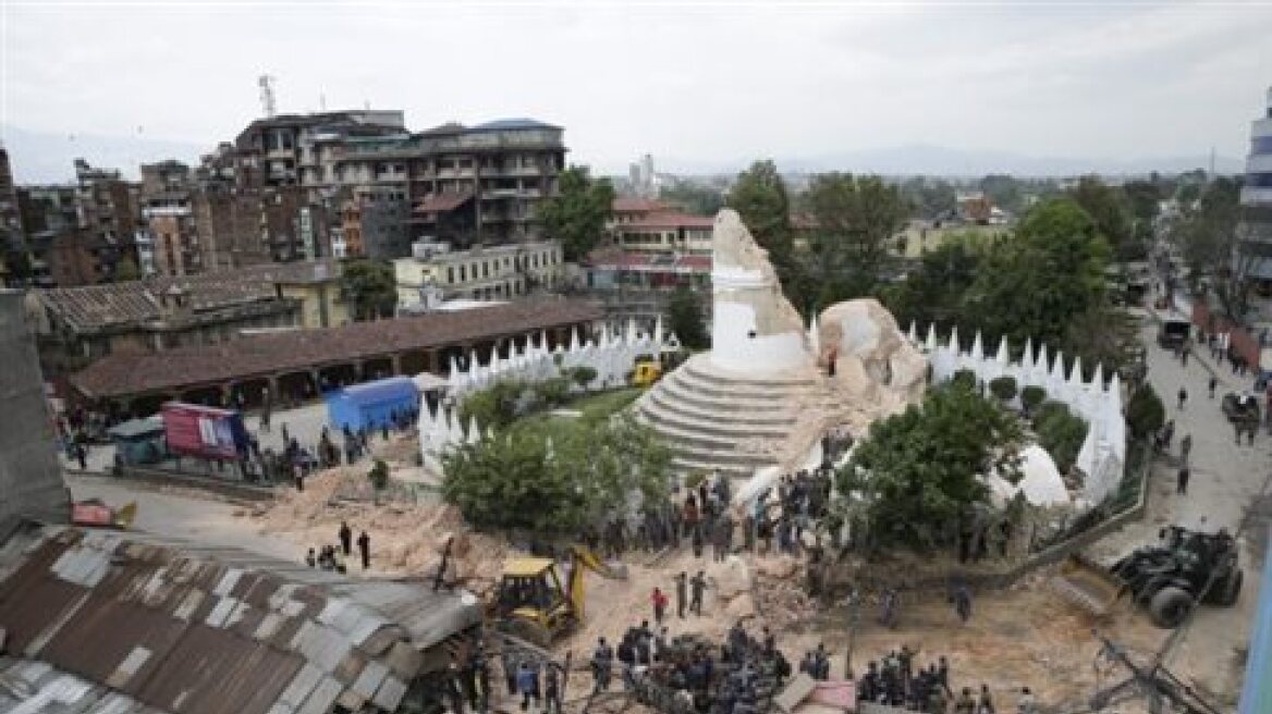 Νεπάλ: Ολοσχερής καταστροφή του ιστορικού κέντρου του Κατμαντού από τον σεισμό