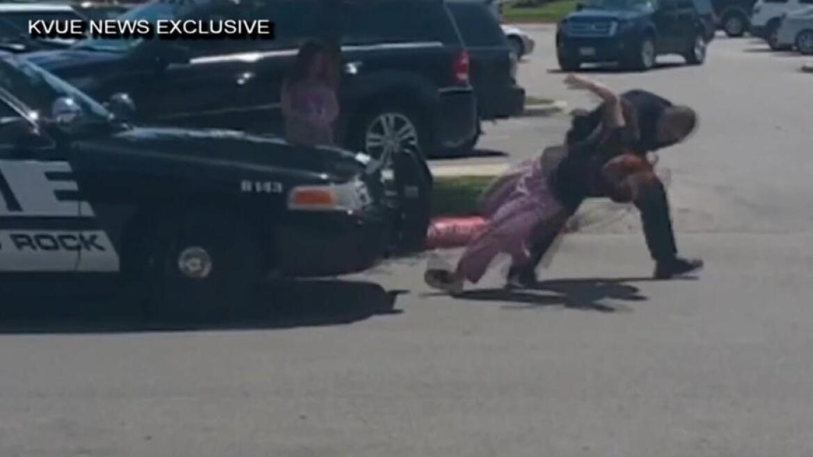 Βίντεο: Αστυνομικός ρίχνει αναίσθητη μεθυσμένη γυναίκα μπροστά στην 6χρονη κόρη της