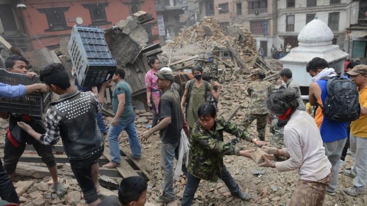 Απέραντο νεκροταφείο το Νεπάλ: Επισήμως στους 2.159 οι νεκροί μέχρι στιγμής