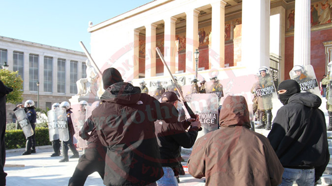 Προπύλαια: Βίντεο-ντοκουμέντο από τις επιθέσεις αντιεξουσιαστών κατά αστυνομικών