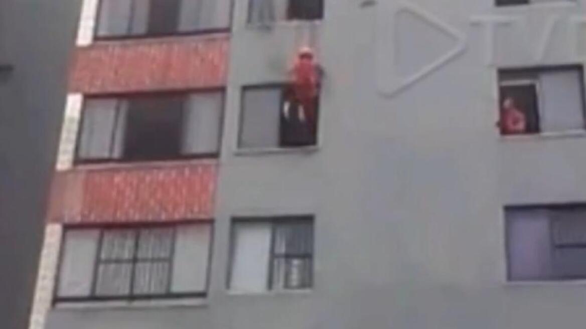 Δείτε το βίντεο: Πυροσβέστης κλωτσάει γυναίκα που απειλεί να αυτοκτονήσει, για να τη σώσει!