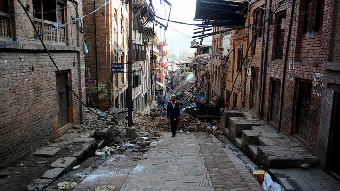 Συγκλονιστικές εικόνες από το Νεπάλ: Καίνε τους νεκρούς στις πλατείες 