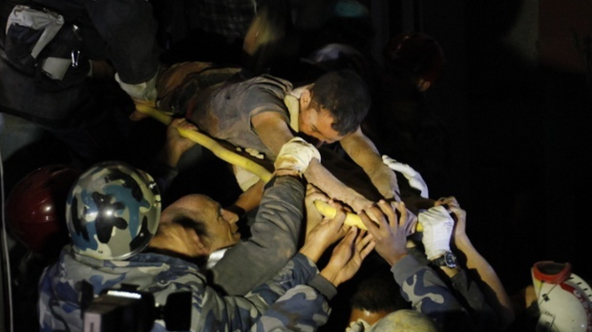 Νεπάλ: Ανασύρθηκε ζωντανός από τα συντρίμμια 80 ώρες μετά τον φονικό σεισμό! 