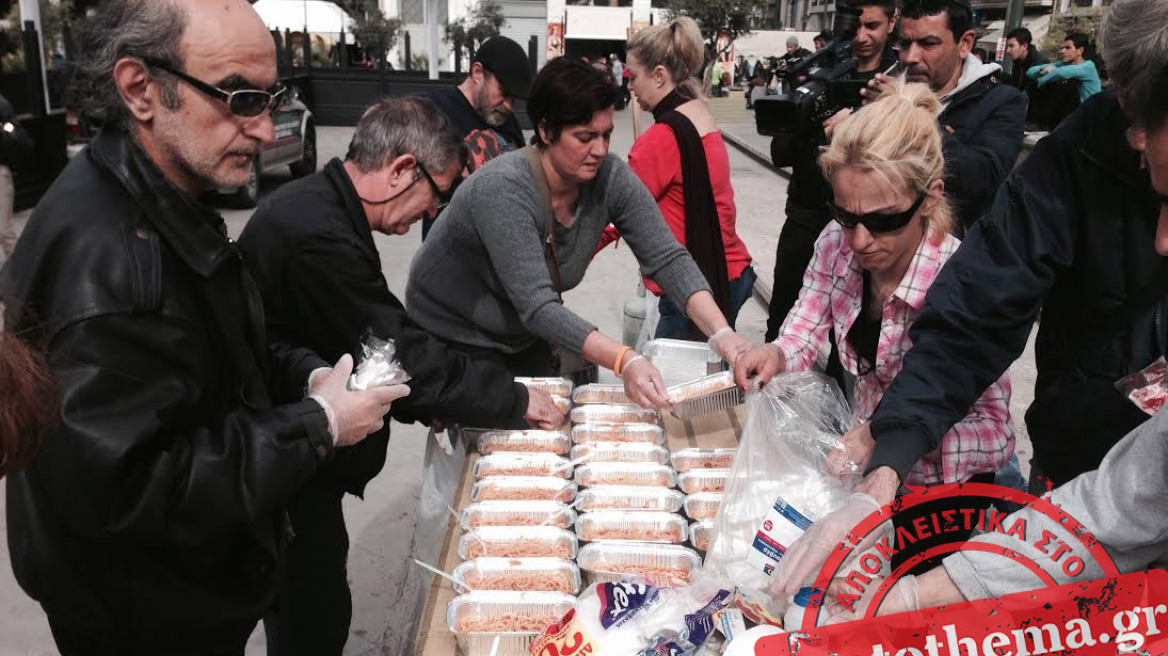 Δωρεάν φαγητό σε μετανάστες στην πλατεία Ομονοίας