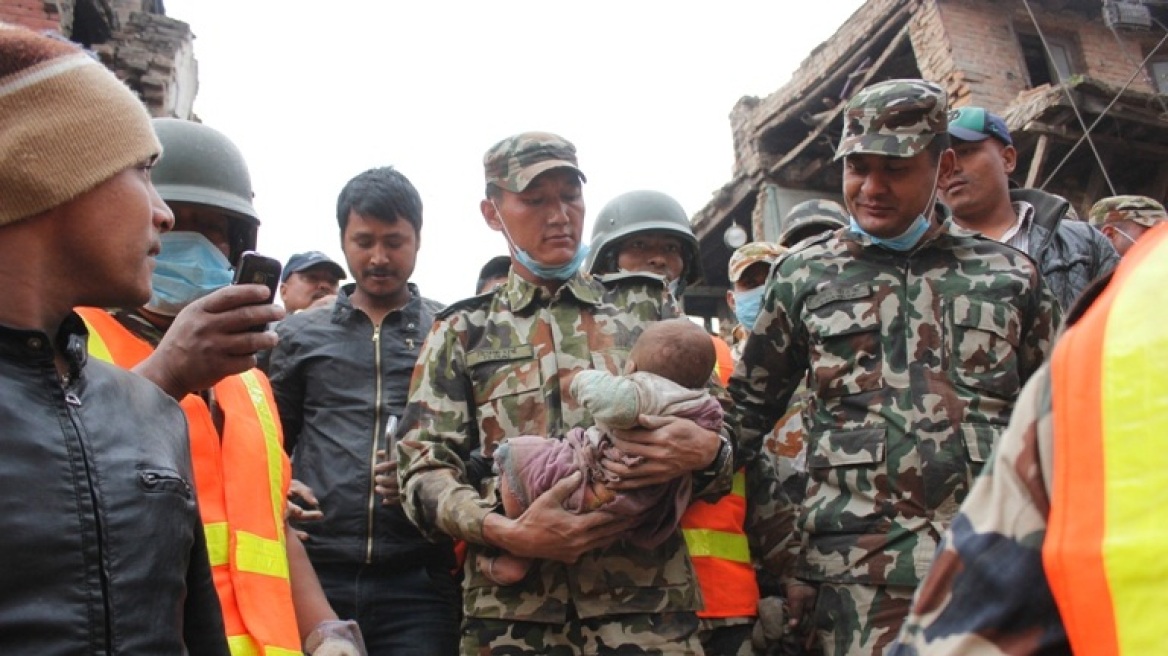 Θαύμα στο Νεπάλ: Βρέφος ανασύρθηκε ζωντανό έπειτα από 22 ώρες στα συντρίμμια! 