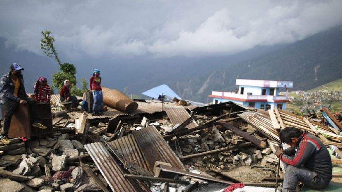 Θαύμα στα συντρίμμια: Βρέθηκαν τρεις επιζώντες οχτώ ημέρες μετά τον σεισμό στο Νεπάλ  