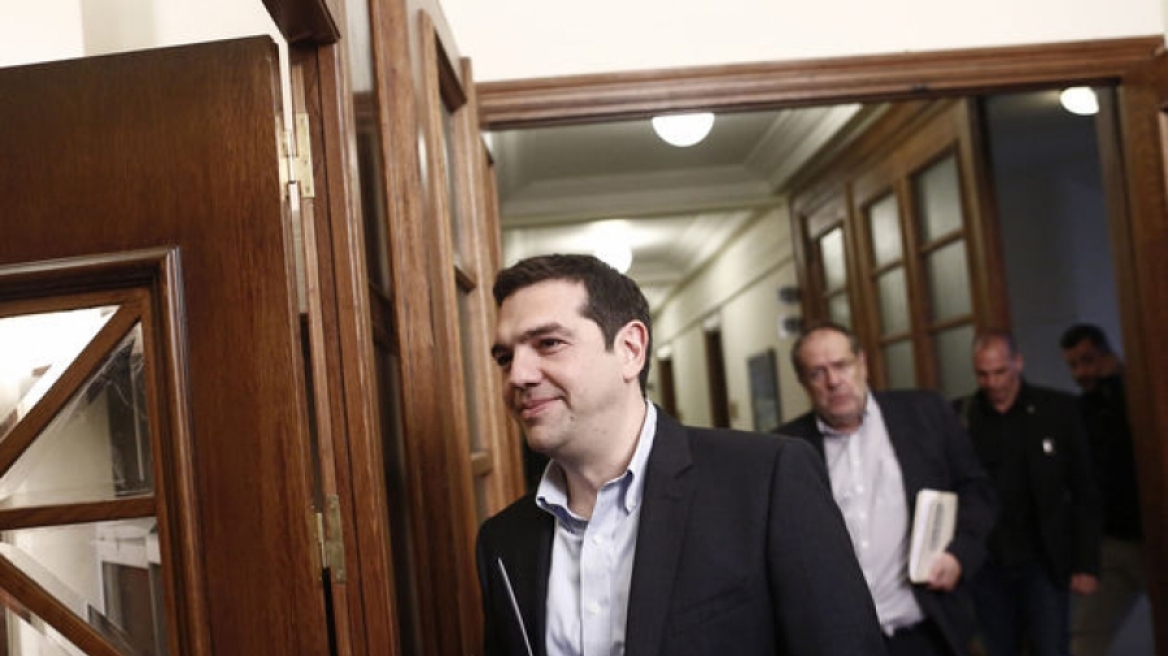 Bloomberg: Η οικονομική θηλιά σφίγγει γύρω από την Ελλάδα