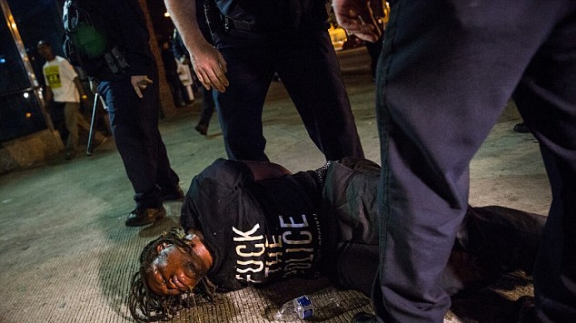 ΗΠΑ: Στέκεται μπροστά από τους αστυνομικούς κι αυτοί τον ψεκάζουν με σπρέι πιπεριού και τον σέρνουν στο δρόμο