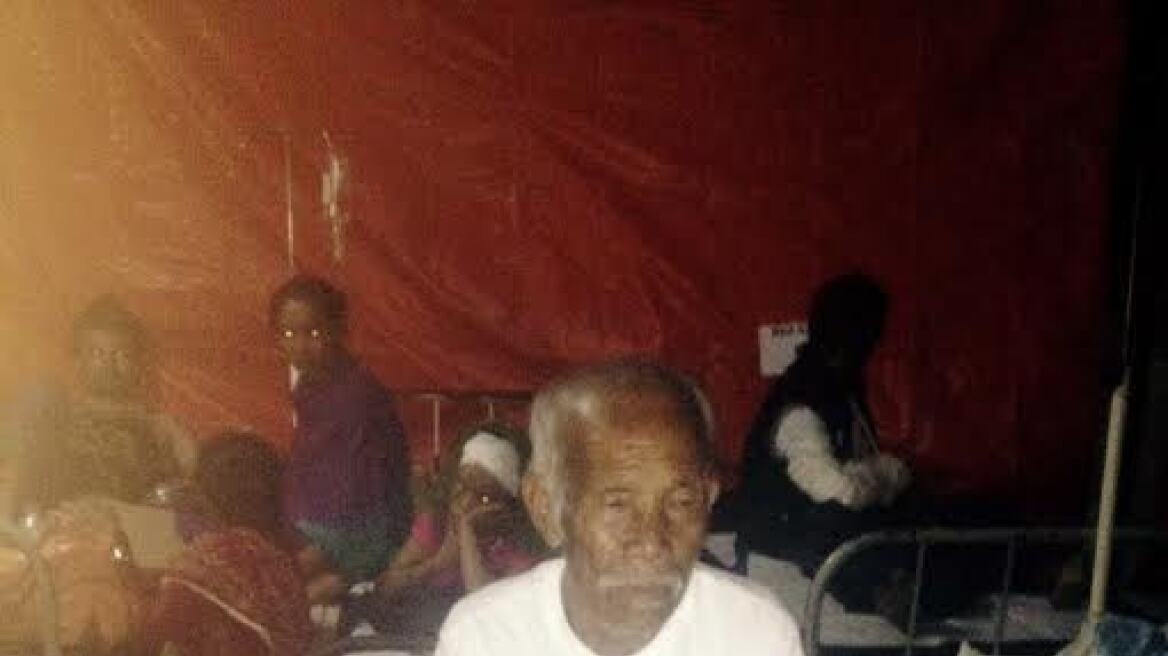 Δείτε τον 101χρονο που διασώθηκε από τα συντρίμμια στο Νεπάλ