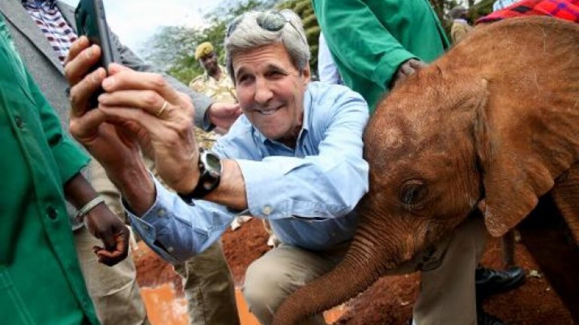 Τζον Κέρι: Selfie με ορφανό ελεφαντάκι στην Κένυα