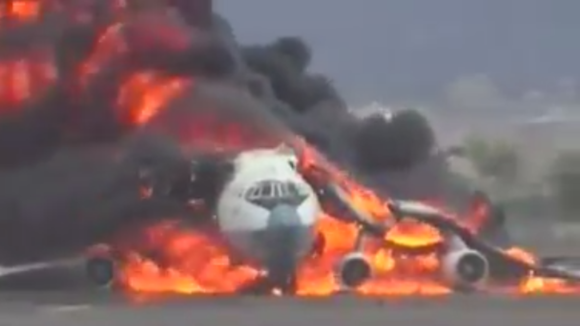 Υεμένη: Δείτε το αεροπλάνο που τυλιγεται στις φλόγες από τους βομβαρδισμούς