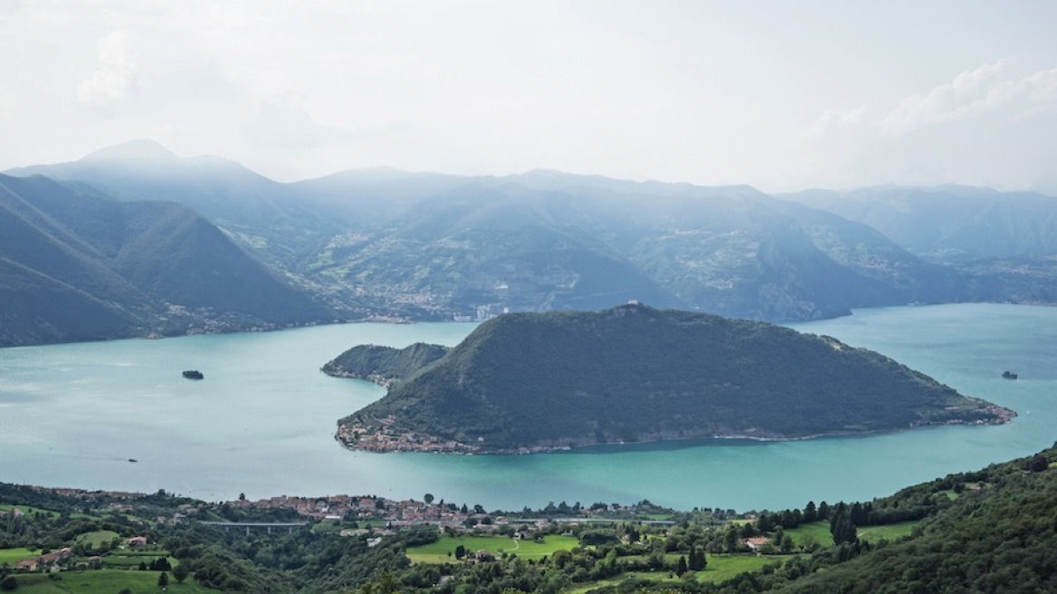Βούλγαρος καλλιτέχνης θα καλύψει λίμνη στην Ιταλία με 70.000 τ.μ. χρυσό ύφασμα