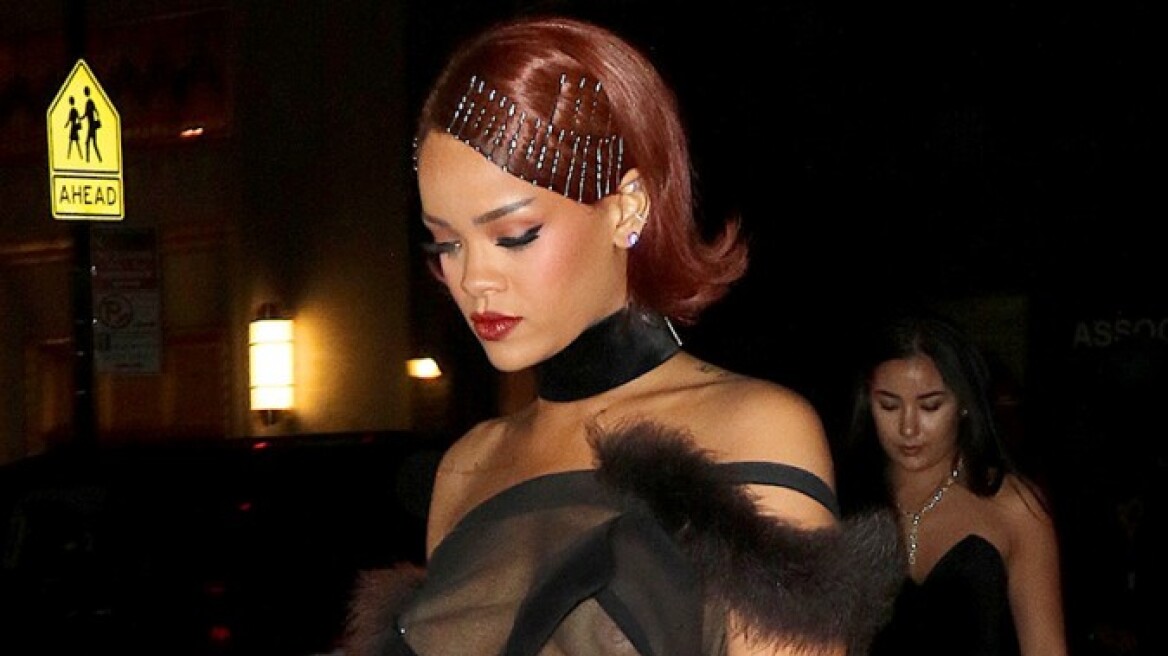Rihanna: Μας ξαναδείχνει το στήθος της