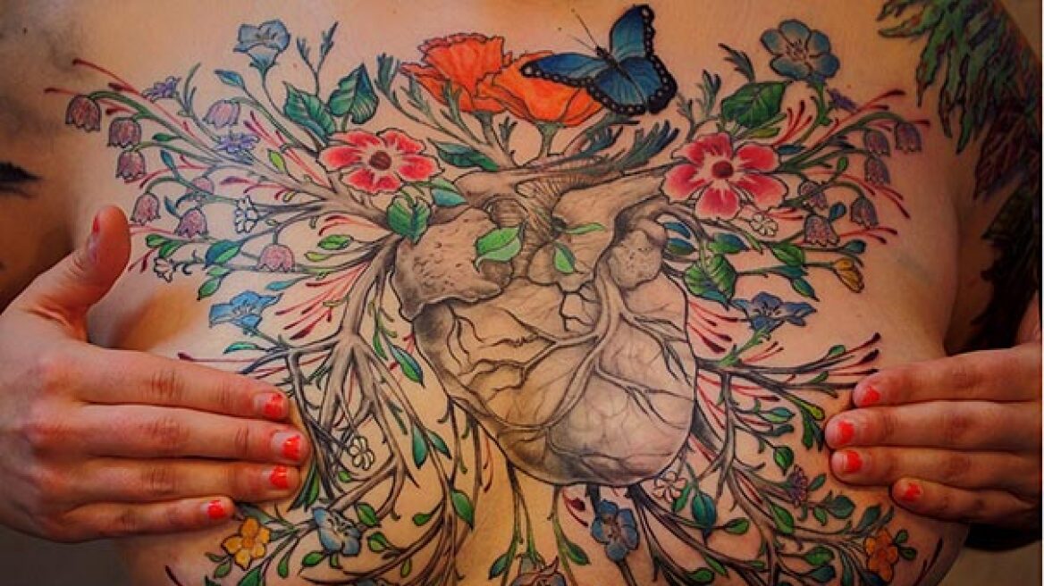 Καλλιτέχνες τατουάζ καλύπτουν τις ουλές από μαστεκτομές με υπέροχα σχέδια