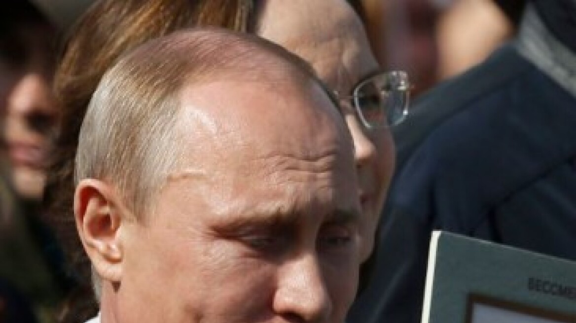 «Λύγισε» ο Πούτιν στους εορτασμούς με τη φωτογραφία του πατέρα του αγκαλιά