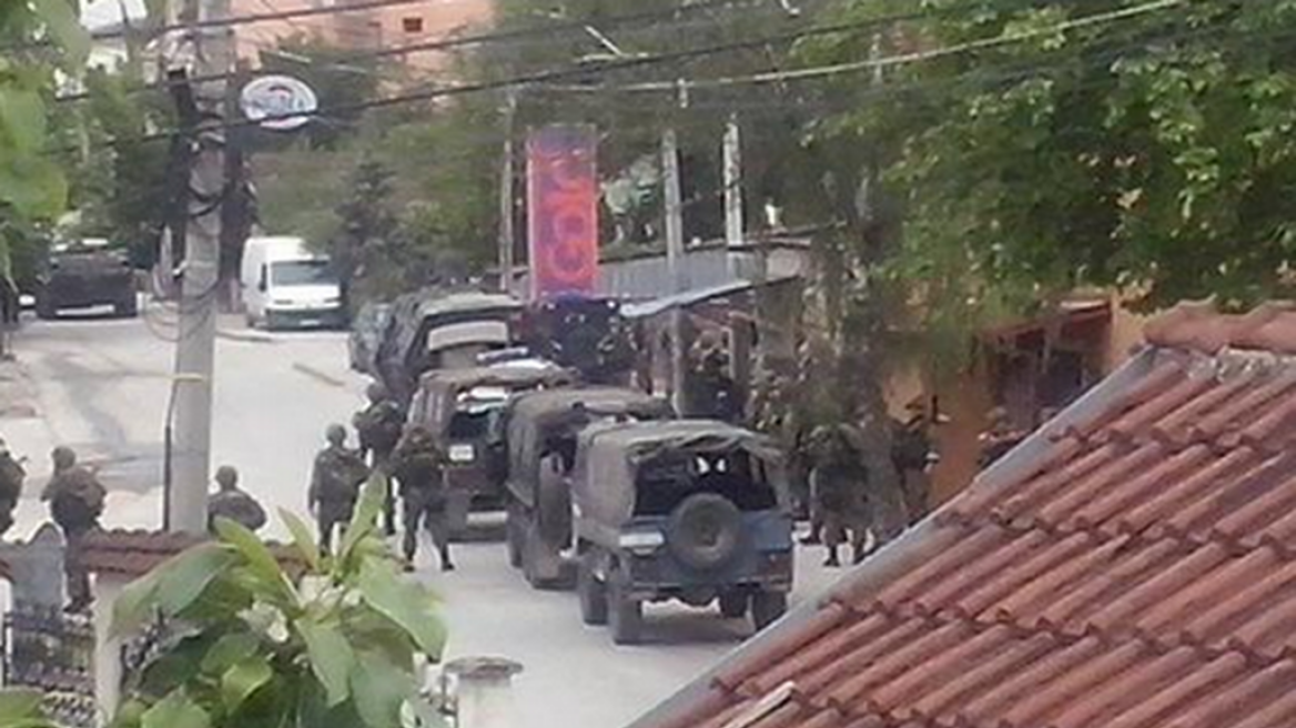 ΠΓΔΜ: Μάχες αστυνομικών με ενόπλους στο Κουμάνοβο - Βγήκαν τα τεθωρακισμένα στους δρόμους  