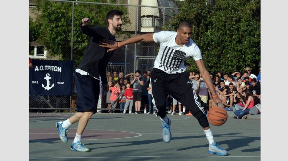 Βίντεο: Οι αδερφοί Αντετοκούνμπο παίζουν μπάσκετ στο ανοιχτό της παλιάς τους γειτονιάς