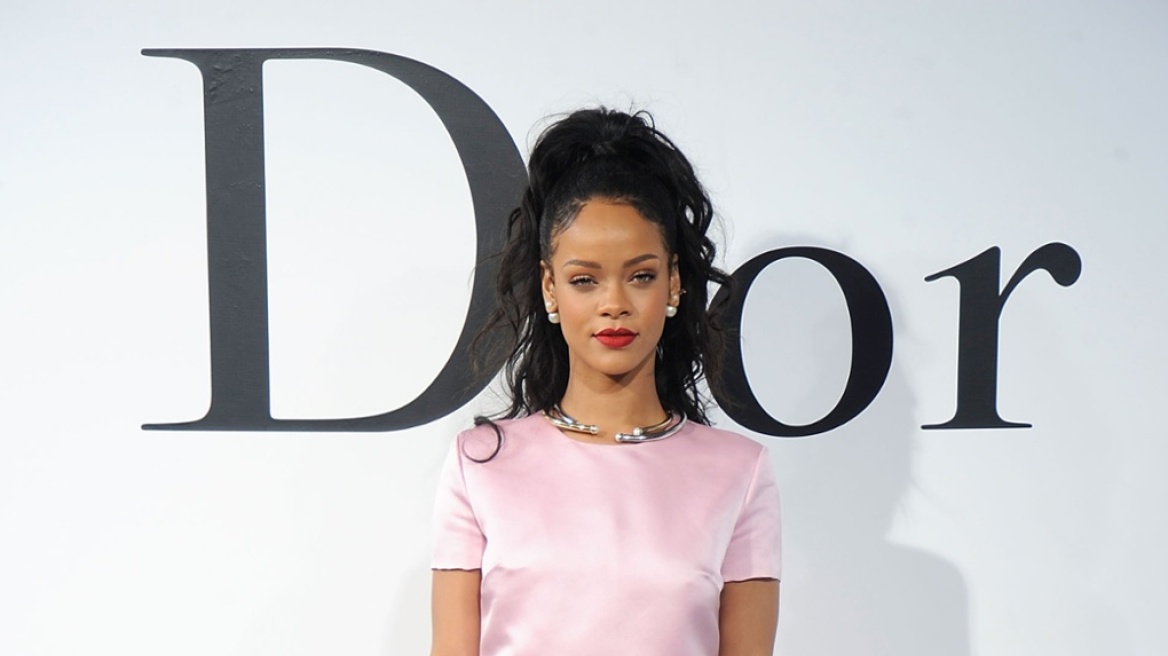 H Rihanna έγινε το πρώτο μαύρο μοντέλο του οίκου Dior (βίντεο)