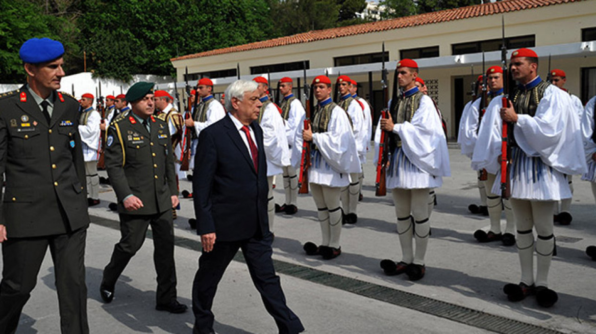 Φωτογραφίες: Ο Παυλόπουλος στους Εύζωνες της Προεδρικής Φρουράς