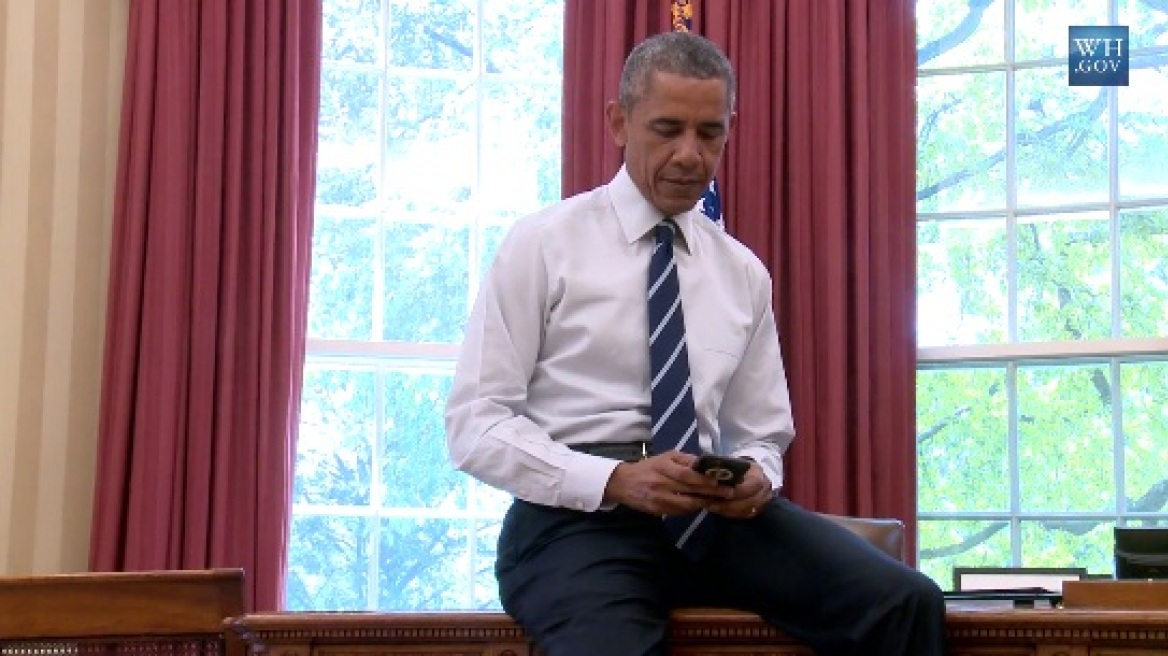 Βίντεο: Ο Ομπάμα στέλνει χαλαρός το πρώτο του tweet 