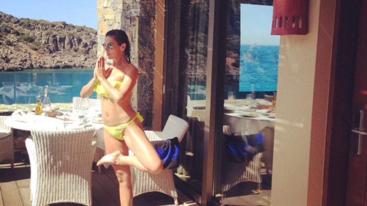 Ευγενία Μανωλίδου: Κάνει hot yoga στην Κρήτη με το μαγιό της 