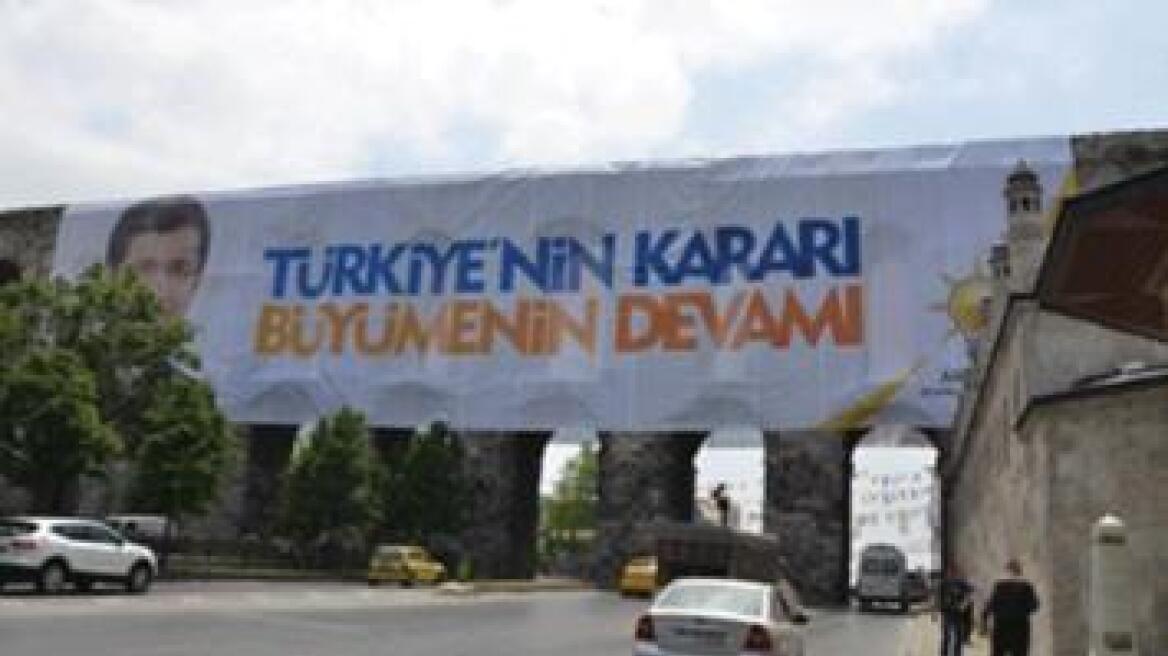 Τουρκία: Η κυβέρνηση κρέμασε πανό με τον Νταβούτογλου σε ρωμαϊκό υδραγωγείο
