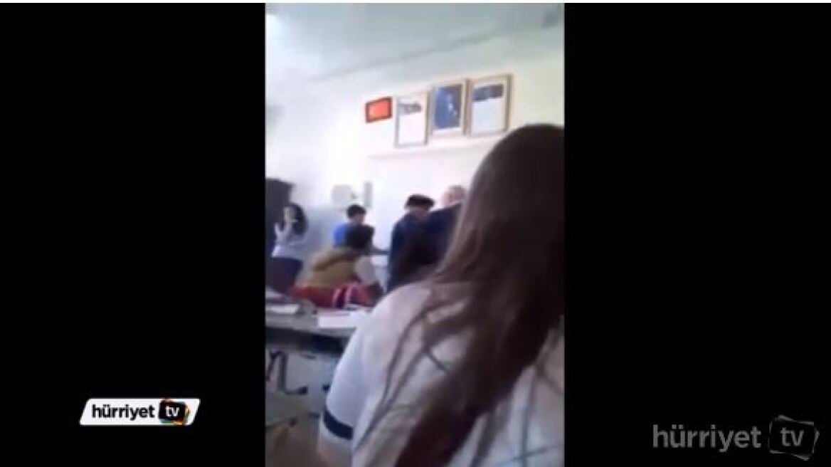 Σοκαριστικό βίντεο από την Τουρκία: Δάσκαλος καθαρίζει τον πίνακα με το κεφάλι μαθητή! 