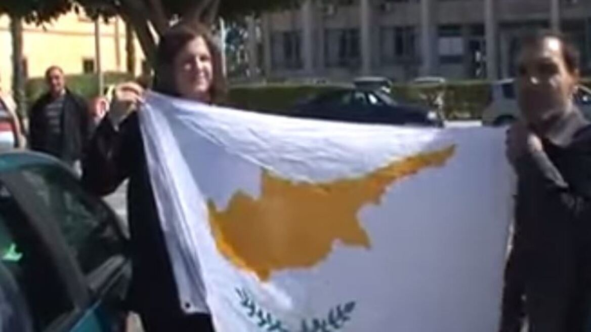 Κατεχόμενα: Συνεχίζεται η δική-παρωδία Τουρκοκύπριων που... ύψωσαν την Κυπριακή σημαία