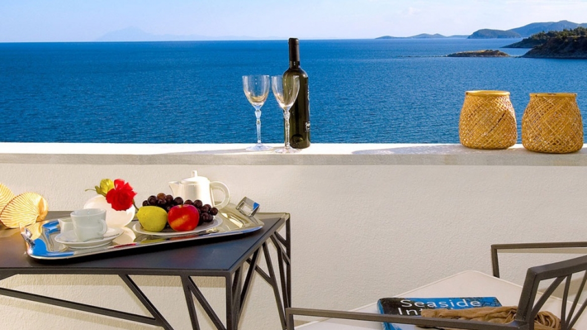 «Ρήτρα χρεοκοπίας» ζητούν από τους Ελληνες ξενοδόχους οι tour operators
